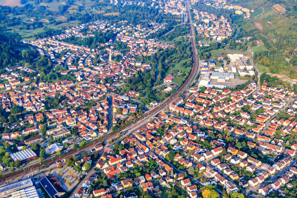 Luftbild: Verlauf der S-Bahn im Ortsteil Berghausen in Pfinztal im Bundesland Baden-Württemberg in Deutschland. Foto: IMG_52848.jpg vom 05.09.2012 durch Werner Riehm/FLY-FOTO.deAuflösung des Originals: 4752 x 3168 px