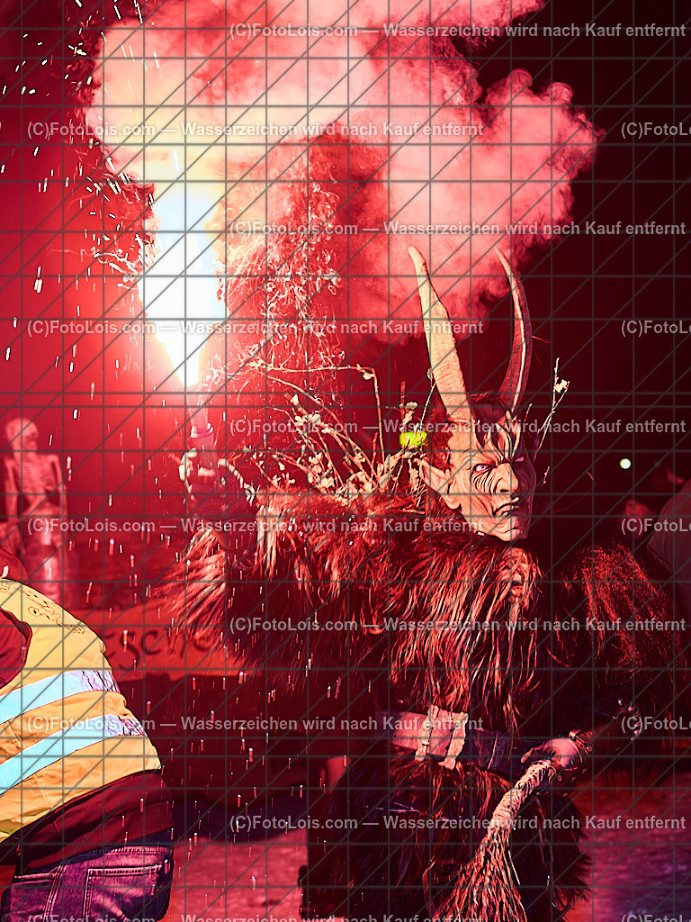 _ALP8272_NACHTderBALLONE_Lackenhof_Gaminger Oetscherteufel | ... mit dem Ballonsportclub Ötscherland aus Wieselburg, der Bergrettung Lackenhof mit einer Schauübung, der Perchtengruppe 'Gaminger Ötscherteufeln' und dem Musikverein Lackenhof, die Ballonfahrer spendeten ihre Gage in diesem Jahr dem schwer verunglückten Gerald Bernreiter alias 'KLEX' der erst nach der ReHa und einem Umbau seines Hauses in Lackenhof frühestens im Mai 2026 wieder nach Hause kommen kann, So 28. Dezember 2025.