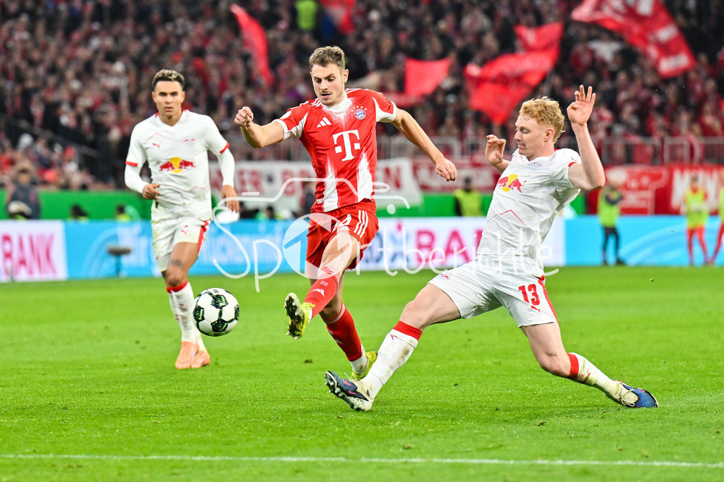 FC Bayern München - RB Leipzig | MUNICH, GERMANY - 11. FEBRUARY: im Duell Josip STANISIC (FC Bayern Munich 44) und Nicolas SEIWALD (RB Leipzig 13) während dem Spiel zwischen dem FC Bayern München und RB Leipzig beim Viertelfinale des DFB-Pokales in der Allianz Arena