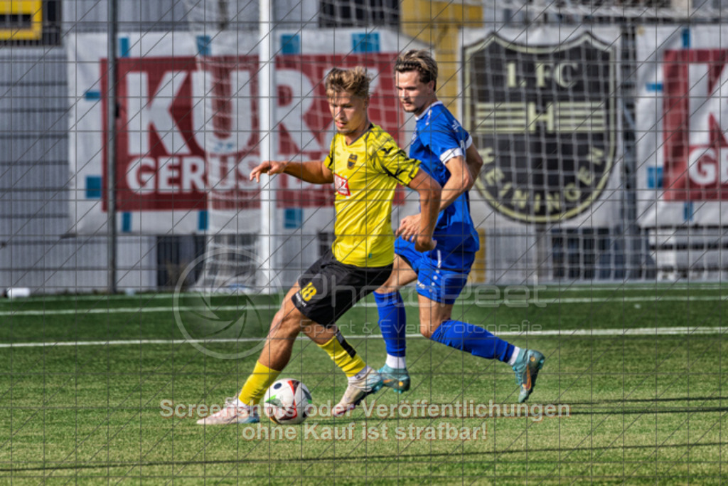 20250824_171751_0190-Bearbeitet | #,1.FC Heiningen (gelb) vs. TSG Salach (blau), Fußball, Bezirksliga - Bezirk Neckar/Fils, 01. Spieltag, Saison 2025/2026, Kunstrasenplatz Sportzentrum Heiningen, Krautgarten 1, 73092 Heiningen, 24.08.2025 - 15:30 Uhr,Foto: PhotoPeet-Sportfotografie/Peter Harich