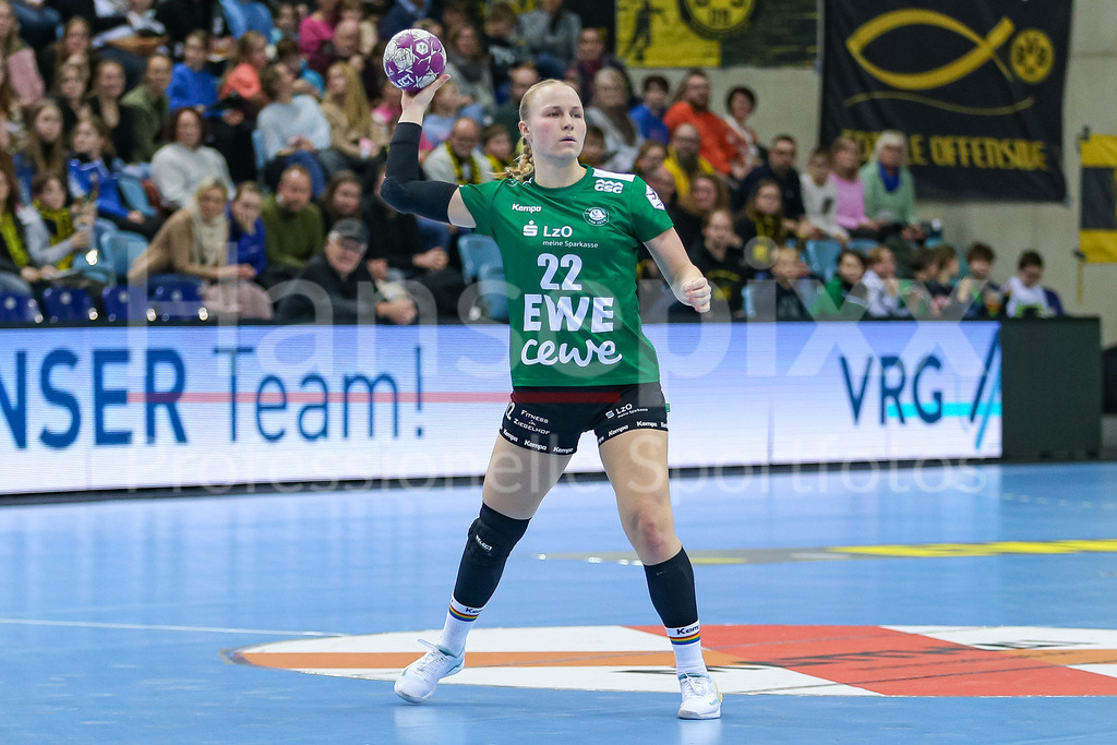 Handball, Bundesliga Frauen, VfL Oldenburg - Borussia Dortmund | v.li.: Lotta Röpcke (VfL Oldenburg, 22) Freisteller am Ball, Einzelfoto, Spielszene, Aktion, Action