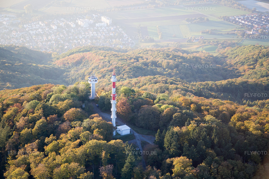 Luftbild: Gipfel des Melibokus mit Antenne in der Felsen- und Berglandschaft im Ortsteil Alsbach in Alsbach-Hähnlein im Bundesland Hessen in Deutschland. Foto: IMG_075047.jpg vom 18.10.2014 durch Werner Riehm/FLY-FOTO.de