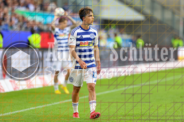 MSV Duisburg vs VfB Stuttgart II - 3. Liga | Duisburg, Deutschland, 02.08.25:   Jan-Simon Symalla (MSV Duisburg) schaut waehrend des Spiels der 3. Liga MSV Duisburg vs VfB Stuttgart II in der schauinsland-reisen-arena(Foto von Brauer-Fotoagentur / Adrian Schlueter)