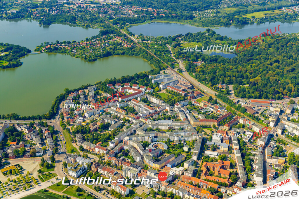 Feldstadt Schwerin Bild- Das Luftbild wurde 2025 vom UL-Flugzeug heraus erstellt ( keine Drohne bzw. Drohnenaufnahme ) - Hochauflösende Luftaufnahme -Nicht vergleichbar mit Google Maps oder Satelittenbilder- Die Geschenkidee !Mit Lizenz und Bildrechte bestellbar - CC