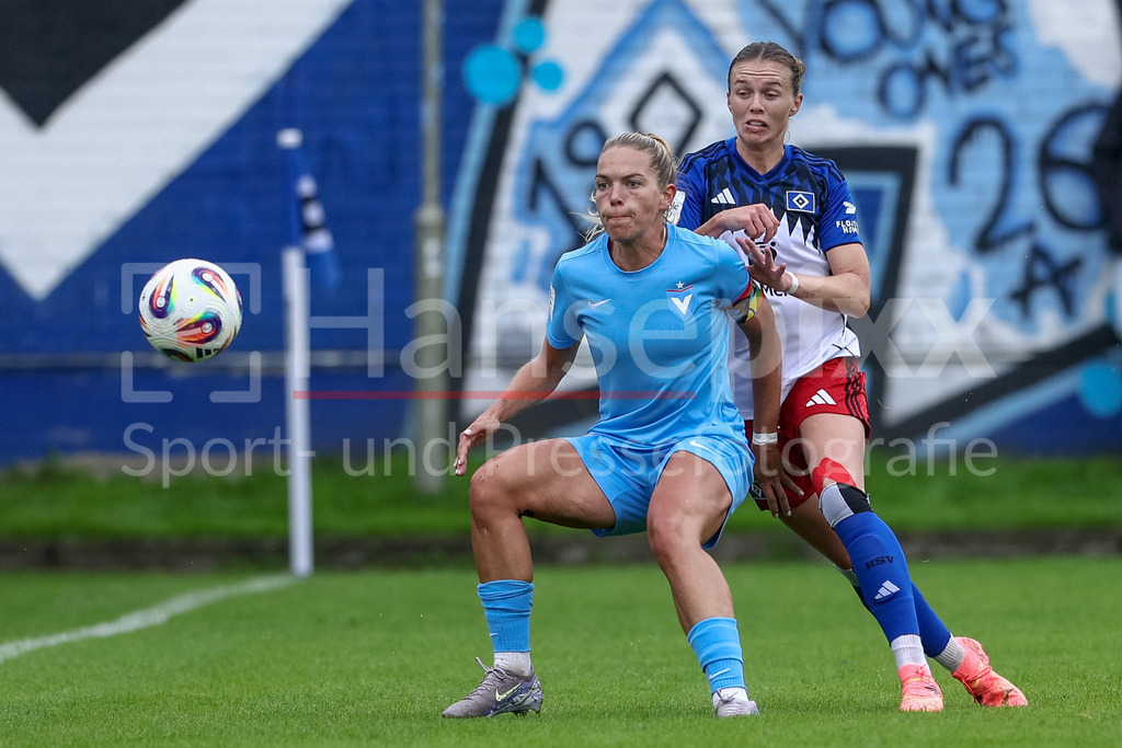 Fussball, Testspiel Frauen, Hamburger SV - FC Viktoria Berlin | v.li.: Nina Ehegötz (FC Viktoria 1889 Berlin, 29) und Annalena Wucher (Hamburger SV, 15) im Zweikampf, Duell, Dynamik, Aktion, Action, Spielszene