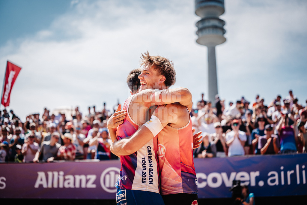 Beachvolleyball | Männer | Allianz German Beach Tour 2025 | Tourstop München | 05.07.2025 | v.l. David Poniewaz und Luis Kubo jubeln