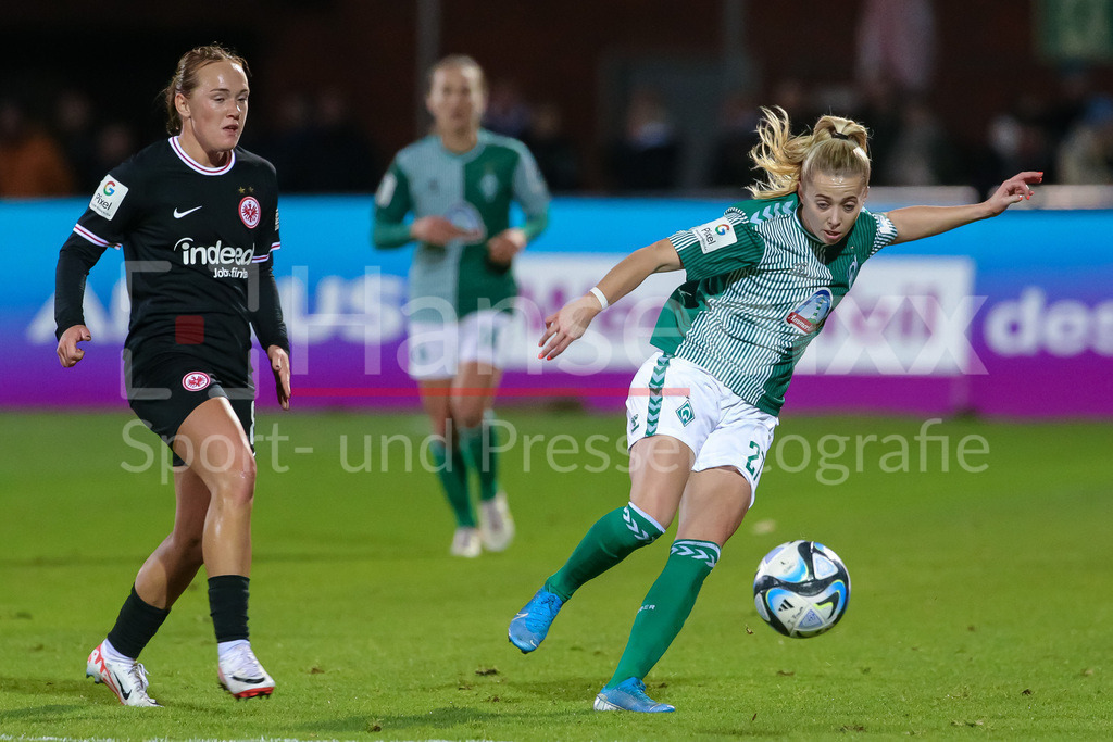 Fussball, Google Pixel Frauen-Bundesliga, SV Werder Bremen - Eintracht Frankfurt | v.li.: Lisanne Gräwe (Eintracht Frankfurt, 8) und Nina Lührßen (SV Werder Bremen, 27) im Zweikampf, Duell, Dynamik, Aktion, Action, Spielszene, DIE DFB-RICHTLINIEN UNTERSAGEN JEGLICHE NUTZUNG VON FOTOS ALS SEQUENZBILDER UND/ODER VIDEOÄHNLICHE FOTOSTRECKEN. DFB REGULATIONS PROHIBIT ANY USE OF PHOTOGRAPHS AS IMAGE SEQUENCES AND/OR QUASI-VIDEO.