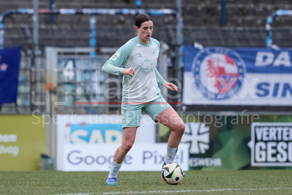 Fussball, Google Pixel Frauen-Bundesliga, 1. FFC Turbine Potsdam - SV Werder Bremen | v.li.: Lara Schmidt (SV Werder Bremen, 24) am Ball, Freisteller, Einzelbild, Ganzkörper, Aktion, Action, Spielszene, DIE DFB-RICHTLINIEN UNTERSAGEN JEGLICHE NUTZUNG VON FOTOS ALS SEQUENZBILDER UND/ODER VIDEOÄHNLICHE FOTOSTRECKEN. DFB REGULATIONS PROHIBIT ANY USE OF PHOTOGRAPHS AS IMAGE SEQUENCES AND/OR QUASI-VIDEO.