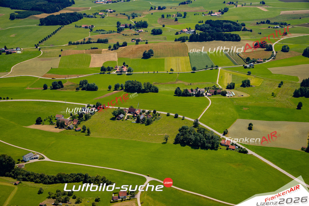 Das Luftbild zeigt : Arnach Bad Wurzach - Die Luftaufnahme wurde 2024 vom UL-Flugzeug aus erstellt ( keine Drohne ) - Hochauflösende Luftaufnahme - Für grossformatige Ausdrucke geeignet. Die Geschenkidee !Mit Lizenz und Bildrechte bestellbar