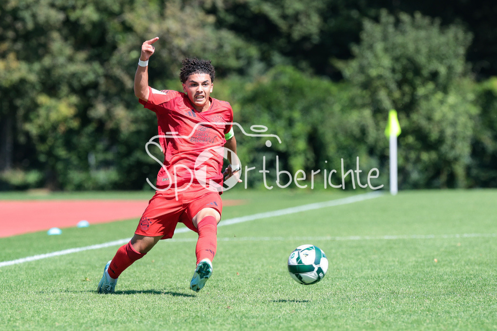 SpVgg Unterhaching U19 - FC Bayern München U19 | Am Ball Jussef NASRAWE (FCB #10) / Freisteller / Einzelfoto
