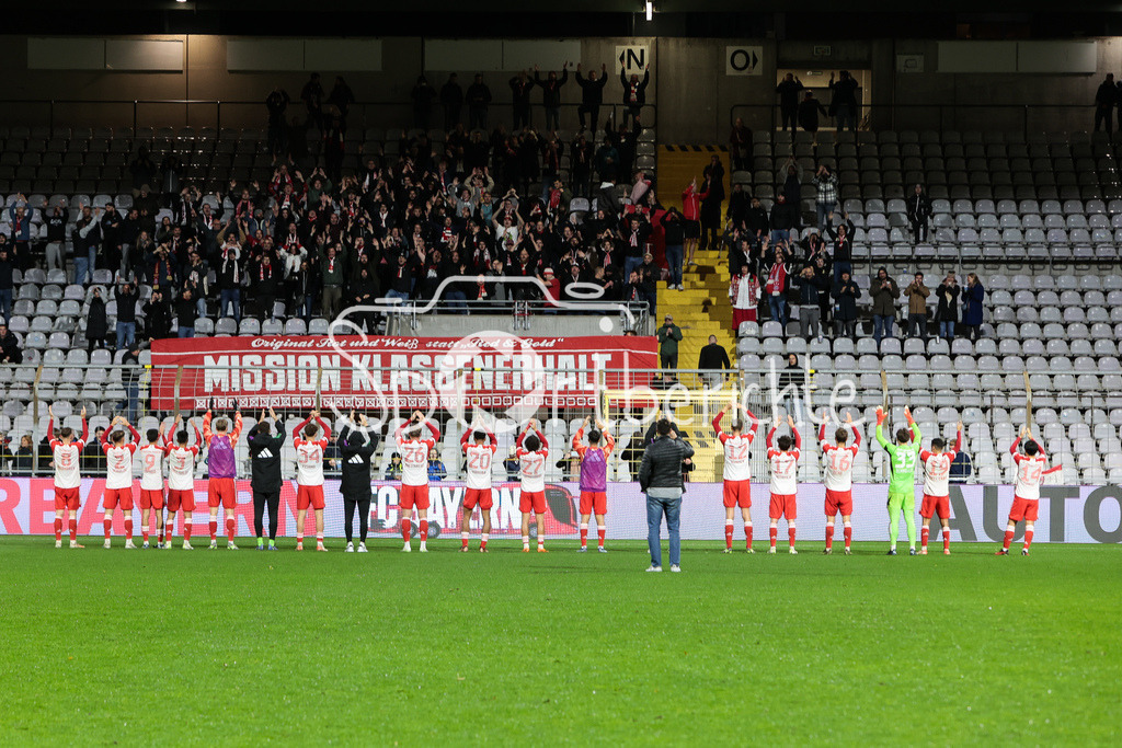 FC Bayern Amateure - SV Wacker Burghausen | Die Mannschaft der kleinen Bayern feiert zusammen mit den Fans den Heimsieg gegen den SV Wacker Burghausen / Mission Klassenerhalt