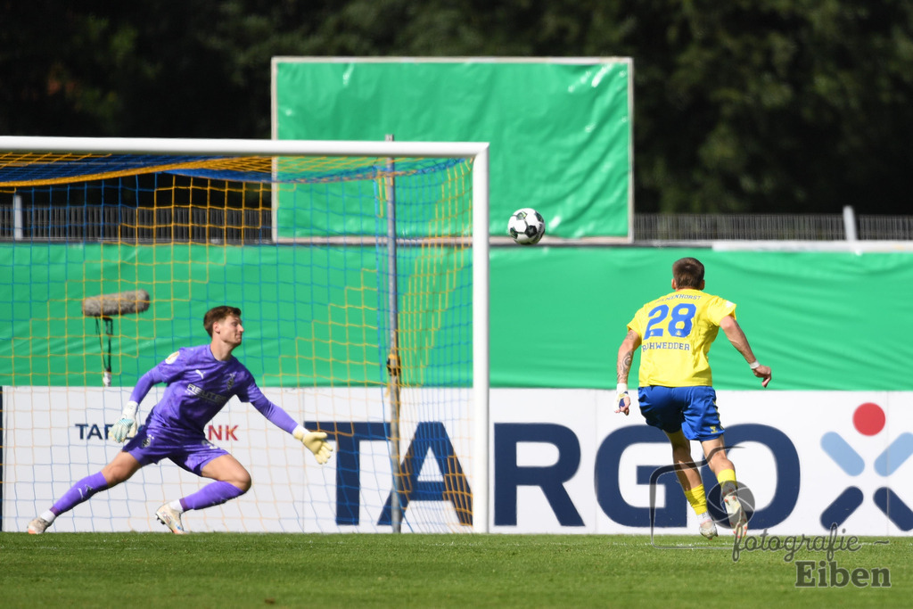 SV Atlas-Delmenhorst-Borussia Mönchengladbach | DFB-Pokal 1. Runde;SV Atlas Delmenhorst (gelb)-Borussia Mönchengladbach (schwarz) am 17.08.2025 in Oldenburg (Marschweg-Stadion), Photo: Philip Eiben 2025 - Realisiert mit Pictrs.com