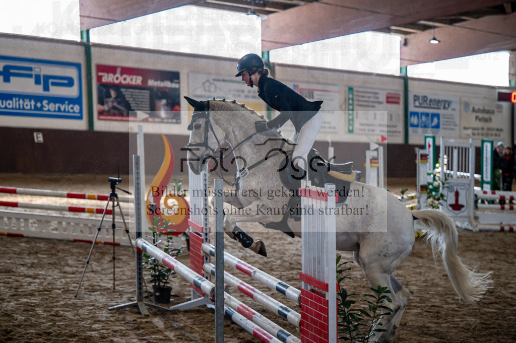 Hallenreittunier Voxtrup 2023 | Entdecke hochwertige Reitturnierfotos von Foto Oger. Professionell, emotional und authentisch – jetzt Lieblingsmomente im Shop bestellen.Deutschlandweite Turnierfotografie. - Realisiert mit Pictrs.com