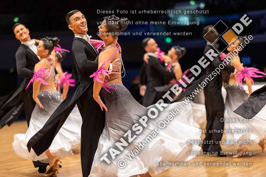 20221112-01227 | Hier finden Sie Tanz Bilder vom Latein und Standard Formationen tanzen. Sportbilder vom Tanzsport. Schöne Fotos und von Weltmeisterschaft, Europameisterschaft, Bundesliga, Regionalliga, Oberliga und Landesliga sowie von GOC Stuttgart, DanceComp, WM Bremen