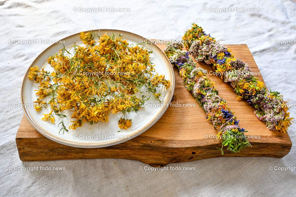 Doris Kern_ Kraeuter_ 03.07.2024-22 | 03.07.2024, Peilstein, AUT, Kraeuter, im Bild Johanniskraut, Raeucherbuendel