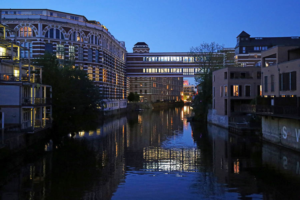 Foto: Leipzig - Buntgarnwerke an der Weißen Elster - Abendstimmung | Das Team hinter BILDLEXIKON LEIPZIG bündelt historische wie aktuelle Informationen über die Stadt Leipzig in Text und Bild auf einer Plattform und stellt diese der interessierten Öffentlichkeit zur Verfügung.