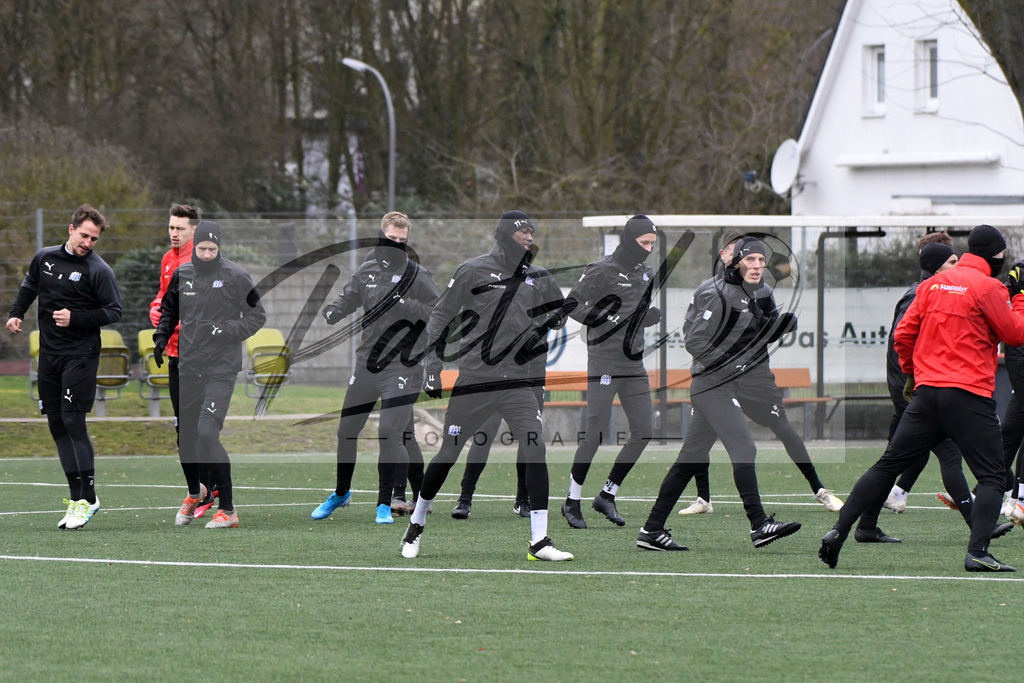 20200213_TRAOSN_0031 | Fussball, Herren: . Die Spieler vom VfL Osnabrueck waermen sich auf waehrend der Trainingseinheit des VfL Osnabrueck im Sportpark Illoshoehe am 13.02.2020 in Osnabrueck, Deutschland. - Realisiert mit Pictrs.com