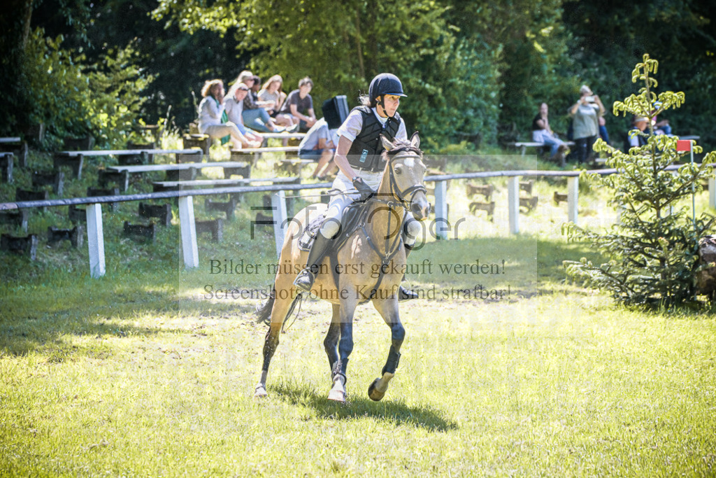 DOS_3866 | Entdecke hochwertige Reitturnierfotos von Foto Oger. Professionell, emotional und authentisch – jetzt Lieblingsmomente im Shop bestellen.Deutschlandweite Turnierfotografie. - Realisiert mit Pictrs.com