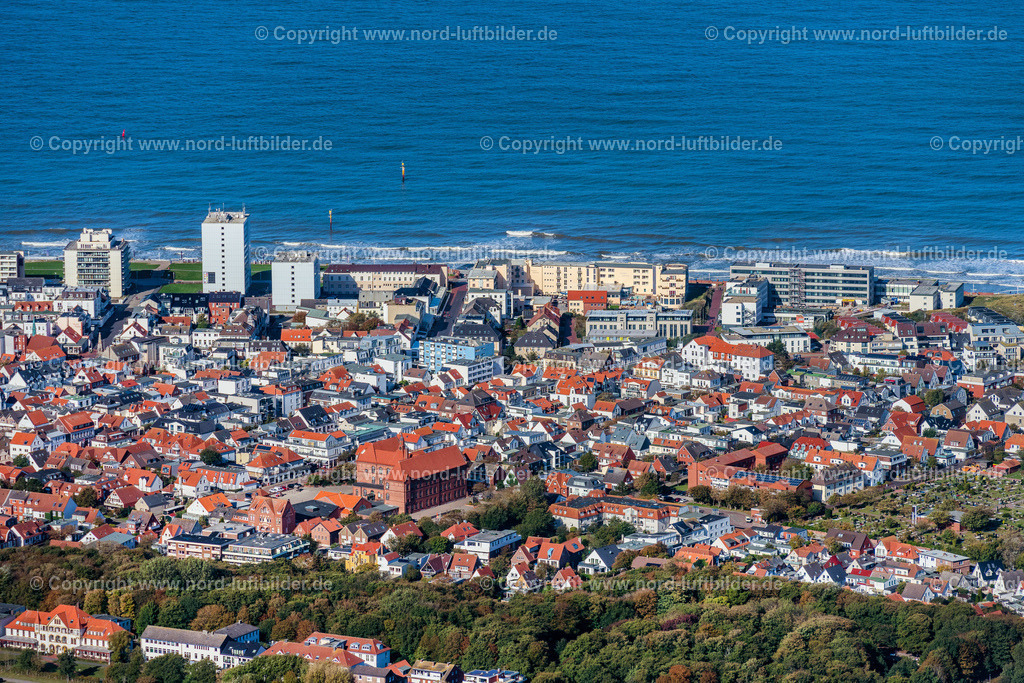 Norderney_Ortsansicht_ELS_5582091022 | NORDERNEY 09.10.2022 Inselbereich Norderney mit dem Ortskern und Uferbereich, Strand  in Norderney im Bundesland Niedersachsen, Deutschland. // Island area Norderney with the village center in Norderney in the state Lower Saxony, Germany. Foto: Martin Elsen