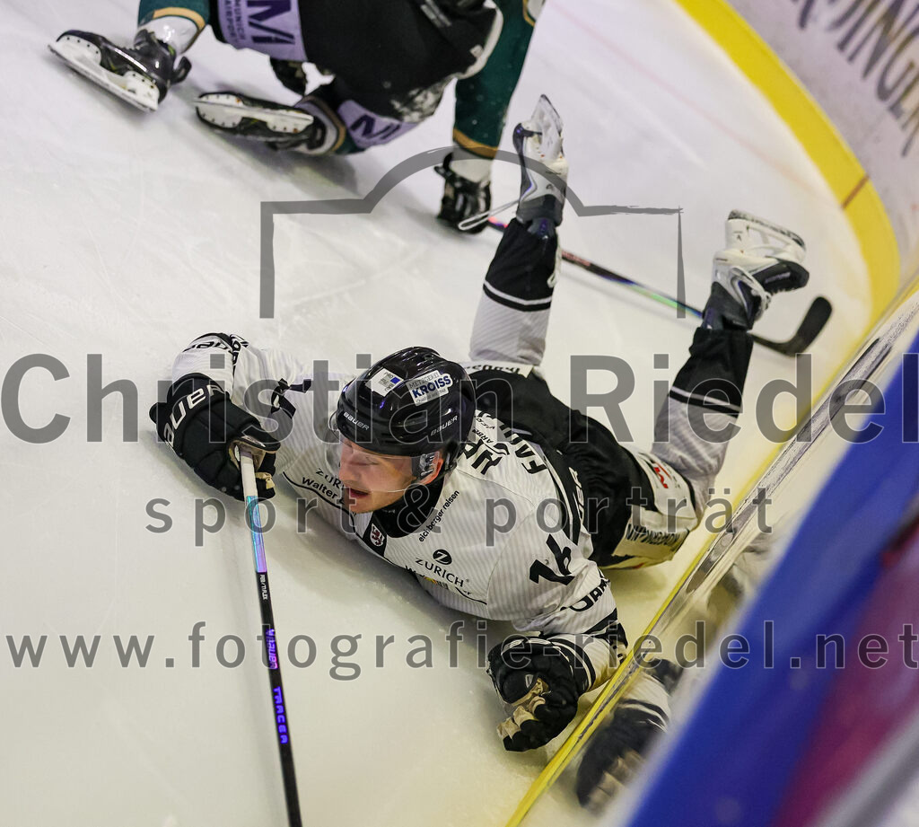 2025-11-25_120_TSV_Erding_gegen_EHF_Passau_Black_Hawks | Erding, Deutschland, 25.11.2025:Eishockey, Oberliga Süd 2025 / 2026, 20. Spieltag, TSV Erding gegen EHF Passau Black Hawks, Endergebnis: 2:3 n.V.Carson Briere (EC Peiting, #16)Foto: Christian Riedel / fotografie-riedel.net