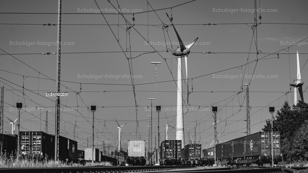 Güterbahnhof mit Windrad | Güterbahnhof mit Windrad im Hintergrund - Realisiert mit Pictrs.com