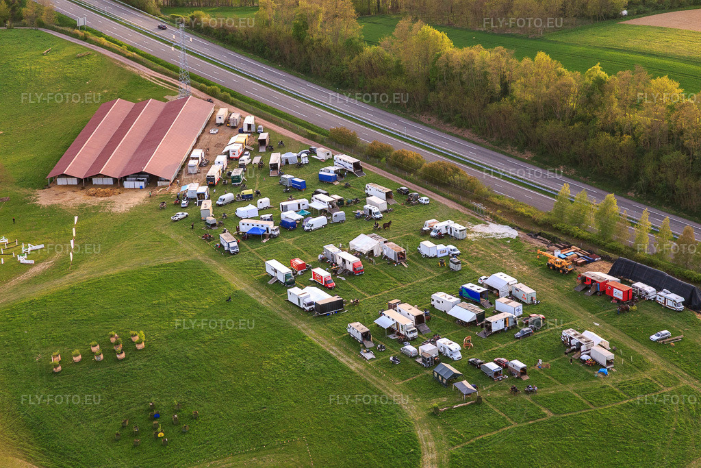 Vue aérienne: Tournoi équestre au Haras De La Née à Mothern dans le département Bas Rhin, France – .Photo: IMG_078002.jpg prise le 24/04/2015 par Werner Riehm/FLY-FOTO.eu – Résolution de l'original: 5472 x 3648 px – Haras de la Nee équitation chevaux concours