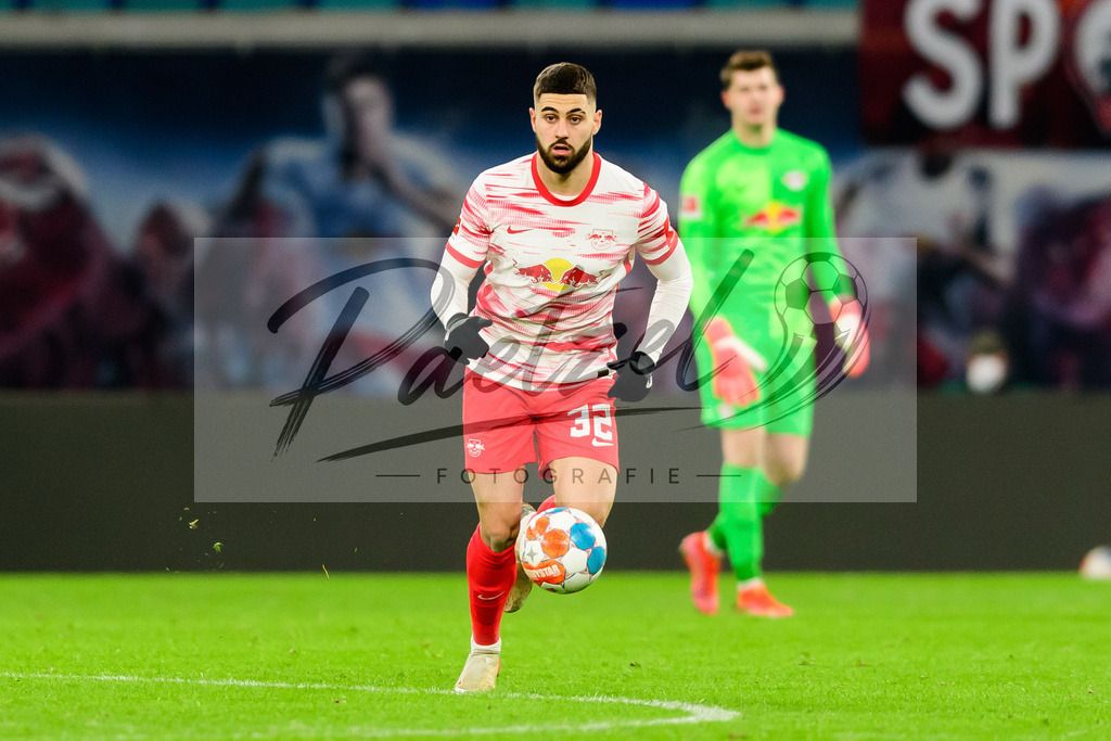 RBLLEV20211128_153 | Fussball, Herren: Josko Gvardiol (RB Leipzig) in Aktion, am Ball, Einzelaktion bei dem Spiel der 1. Bundesliga zwischen RB Leipzig und Bayer 04 Leverkusen in der Red Bull Arena am 28.11.2021 in Leipzig, Deutschland.DFB / DFL REGULATIONS PROHIBIT ANY USE OF PHOTOGRAPHS AS IMAGE SEQUENCES AND/OR QUASI-VIDEO. - Realisiert mit Pictrs.com