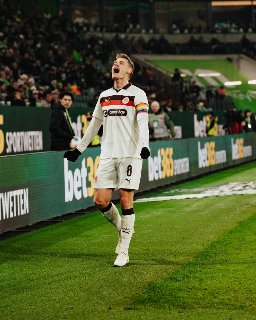_STP9819 | Der offizielle Shop für FC St. Pauli Fotos. Wähle aus Spielszenen & Fanmomenten dein FCSP Wunschformat. Wir liefern Millerntor-Atmosphäre.
