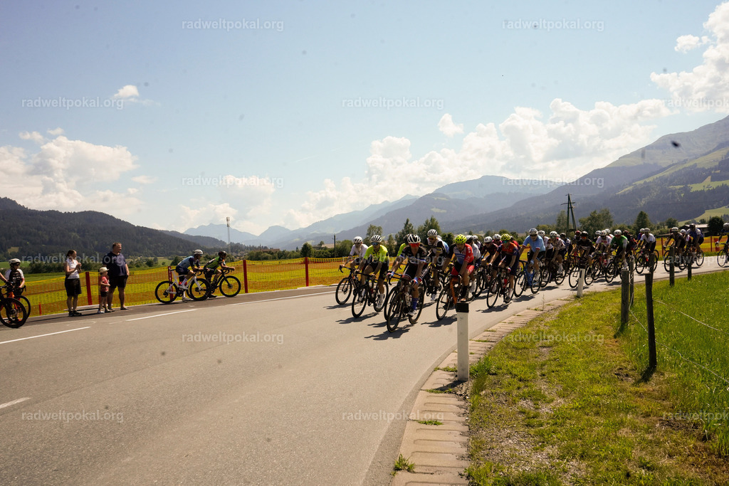 262_20230817_Bewerb_Maenner_Muehlanger | AUT - OESTERREICH, 2023-08-16: SPORT RENNRAD-FAHREN - 55. INTERNATIONALER RADWELTPOKAL IN ST. JOHANN IN TIROL  - Vintage-Radrennen mit WM-Bronze-Medaillen-Siegerin Christina Schweinberger, den Teilnehmer und Alexander Baumann (vom Orginastions-Team) - TAG 2 BEWERB MAENNER IN SECHS GRUPPEN  ; Foto: Roland Muehlanger