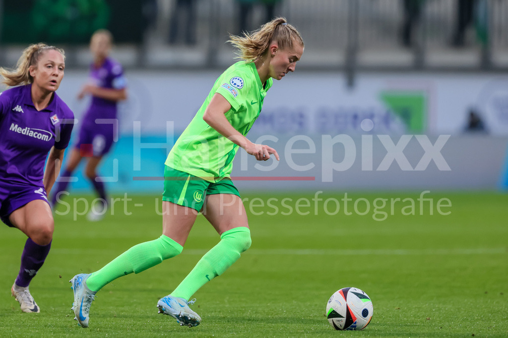 Fussball, UEFA Womens Champions League, VfL Wolfsburg - AC Florenz | v.li.: Janina Minge (VfL Wolfsburg, 6) am Ball, Einzelbild, Ganzkörper, Aktion, Action, Spielszene