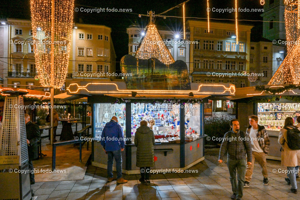 Weihnachtsmarkt_ Linz_ 22.11.2023-6 | 22.11.2023, Linz, AUT, Christkindlmarkt, Hauptplatz Linz, Weihnachtsdekoration, im Bild Christkindlmarkt, Weihnachtsmarkt, Hauptplatz Linz, Huetten, Standln, Besucher, Tradition, Brauchtum, Beleuchtung