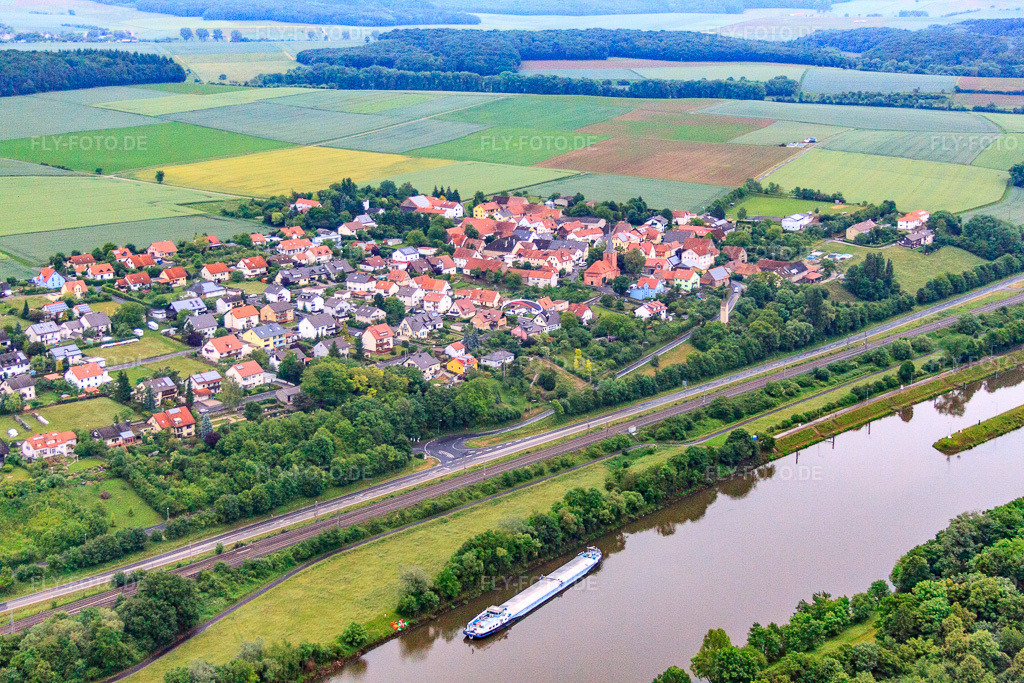 Luftbild: Dorfansicht am Mainufer aus Südwesten mit Schleuse im Ortsteil Ottendorf in Gädheim im Bundesland Bayern in Deutschland. – Foto: IMG_65822.jpg vom 29.05.2014 durch Werner Riehm/FLY-FOTO.de – Auflösung des Originals: 4752 x 3168 px