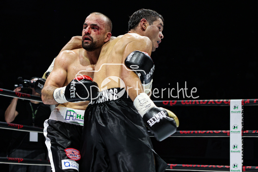 Profi - Box - Gala / Main Event | Shefat ISUFI (Schwarz Weisse Hose) im WBF Titelkampf gegen Hernan David PEREZ (Schwarze Hose)
