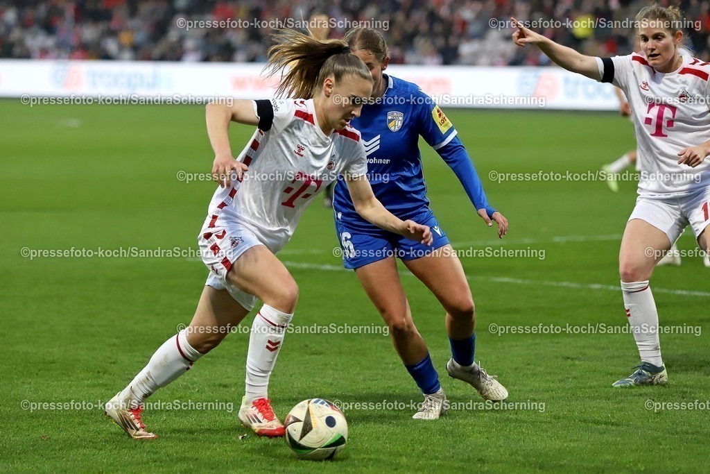 xSSC28032501009 | 28.03.2025, xsscx, Frauen Fußball, 1. FC Köln - FC Carl Zeiss Jena, 1. Fußball Bundesliga, Franz-Kremer-Stadion, Saison 2024 2025: Alena Bienz (1. FC Köln 11) im Zweikampf gegen Lisa Gora (FC Carl Zeiss Jena 16) DFB regulations prohibit any use of photographs as image sequences and or quasi-video.