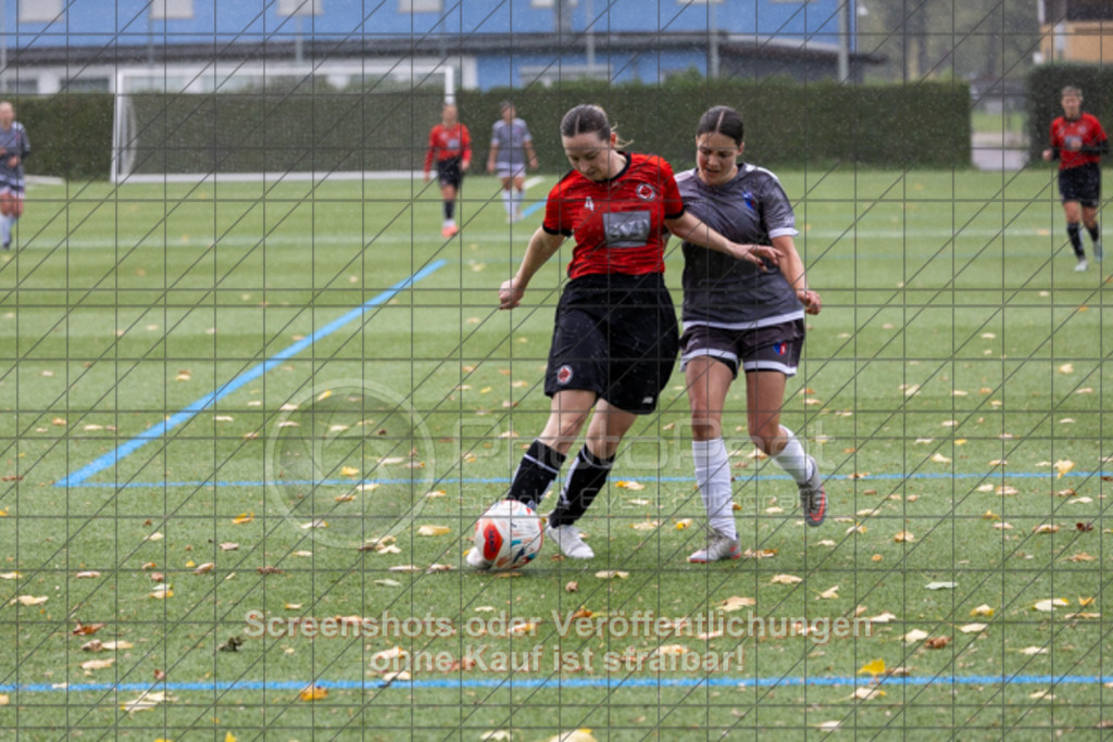 20251005_114230_0356 | #,1.Göppinger SV (rot) vs. SGM Aufhausen/Nellingen (grau), Fußball, Frauen-Regionenliga 3 - WfV, 04. Spieltag, Saison 2025/2026, Kunstrasenplatz Nord, Hohenstaufenstr. 116, 73033 Göppingen, 05.10.2025 - 11:00 Uhr,Foto: PhotoPeet-Sportfotografie/Peter Harich