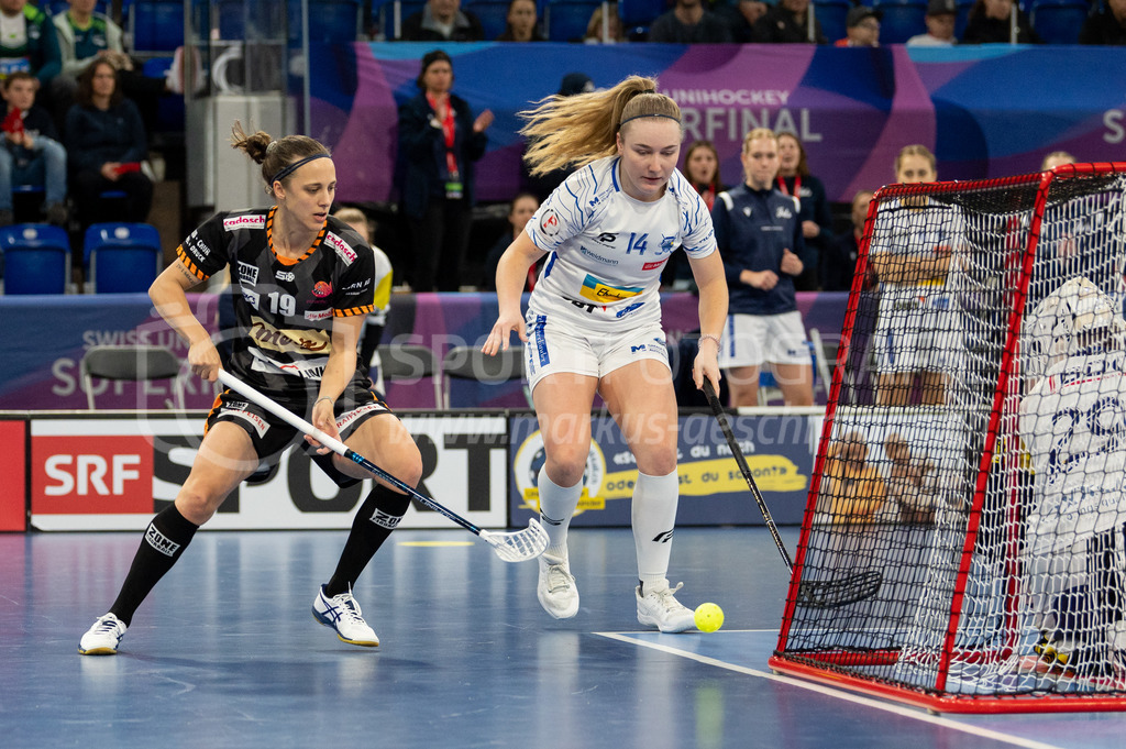 Piranha Chur vs Kloten-Dietlikon Jets - 23. April 2022 | Piranha Chur vs Kloten-Dietlikon Jets
Stimo Arena, Kloten
#19 Julia Suter (Piranha Chur) gegen #14 Chiara Bertini (Kloten-Dietlikon Jets).
Bild: Sportfotografie Markus Aeschimann | www.markus-aeschimann.ch - Realisiert mit Pictrs.com