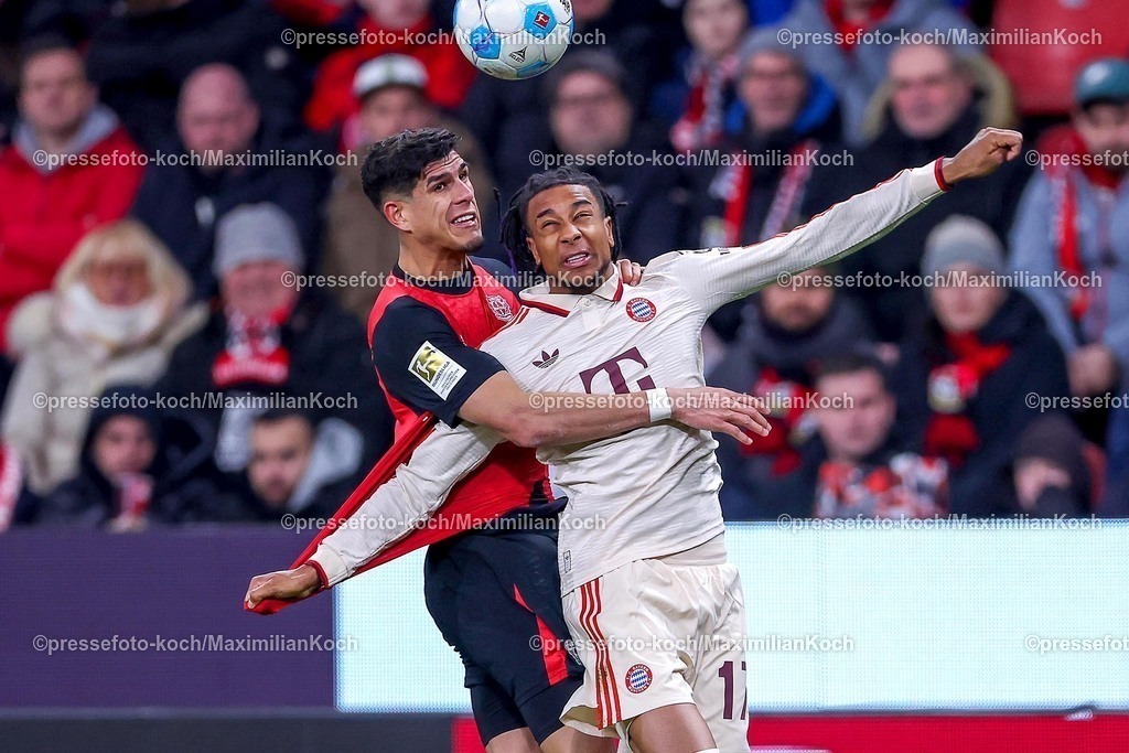 Lev15022501059 | 15.02.2025, Fußball, Bayer 04 Leverkusen - FC Bayern München, 1. Fußball Bundesliga, 22. Spieltag, BayArena, Saison 2024 2025: Piero Hincapie (Bayer04 Leverkusen #3) im Zweikampf gegen Michael Olise (FC Bayern #17)DFB regulations prohibit any use of photographs as image sequences and or quasi-video.