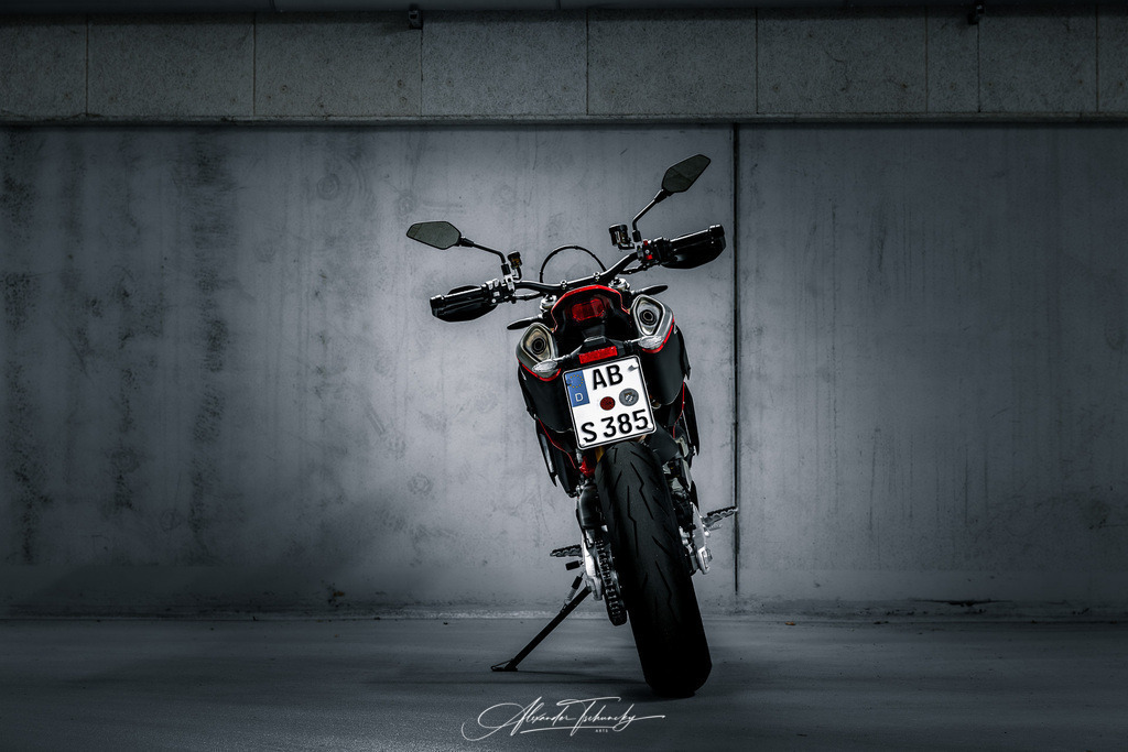 Hypermotard 698 Mono | Entdecken Sie die faszinierende Welt von Alexander Tschuncky Arts: Kreative Fotografie, atemberaubende Automobilkunst und hochwertiger Bilderdruck. Lassen Sie sich inspirieren! - Realisiert mit Pictrs.com