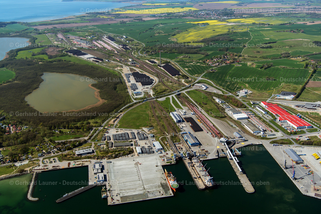 3801281 | SASSNITZ 2018 Hafenanlagen an der Meeres- Küste der Insel Rügen im Ortsteil Hagen in Sassnitz im Bundesland Mecklenburg-Vorpommern. // Port facilities on the seashore of the Iland Ruegen in the district Hagen in Sassnitz in the state Mecklenburg - Western Pomerania. Foto: Gerhard Launer