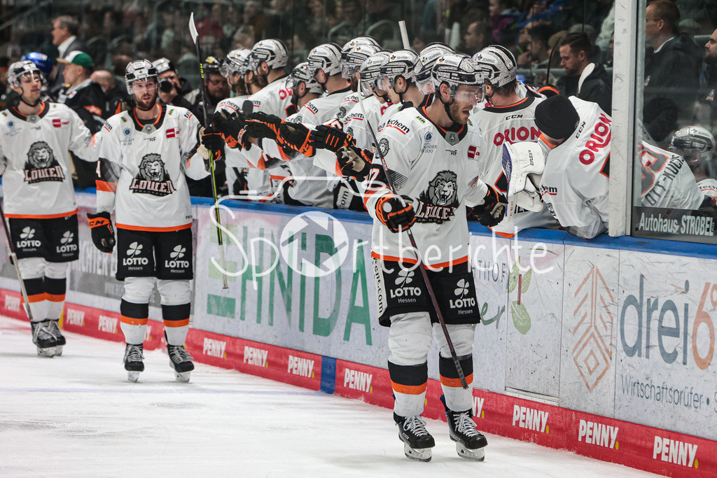 Augsburger Panther - Loewen Frankfurt | Jubelnde Gaeste nach dem Treffer zum 3-5 durch Carter ROWNEY (FRA #17)