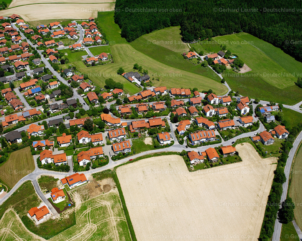 2600526 | ALTENBUCH 09.06.2006 Wohngebiet einer Einfamilienhaus- Siedlung  in Altenbuch im Bundesland Bayern, Deutschland // Single-family residential area of settlement  in Altenbuch in the state Bavaria, Germany Foto: Gerhard Launer