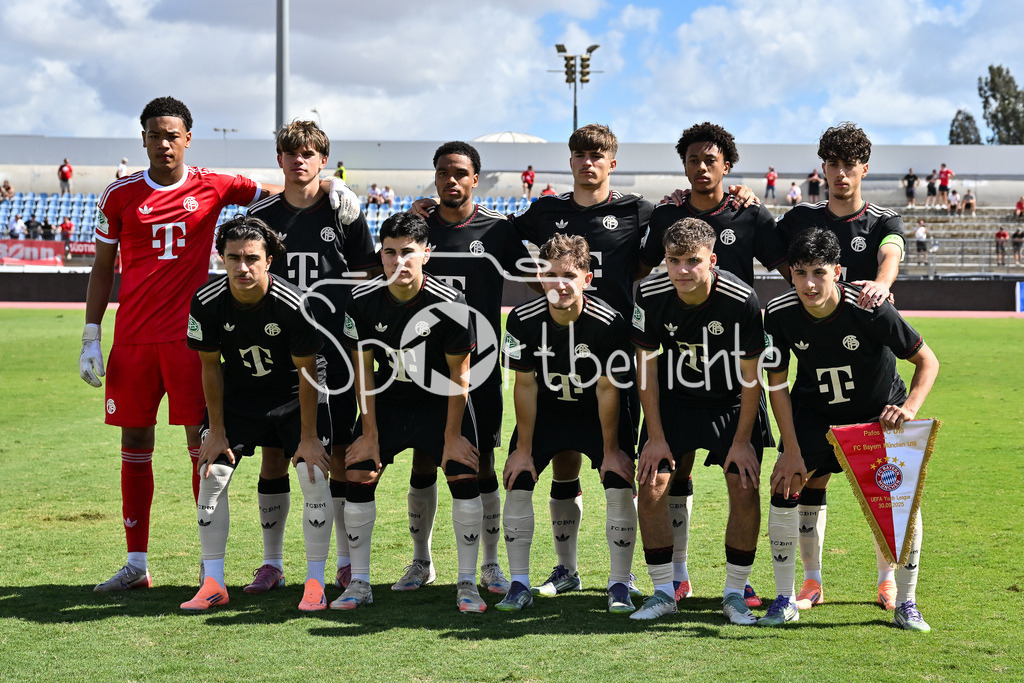 Papohs FC U19 - FC Bayern München U19 | Das Teamfoto der Bayern U19 vor Anpfiff auf Zyern / UEFA Youth League: Paphos FC U19 - FC Bayern München U19; Stelios Kyriakides Stadium am 30.09.2025