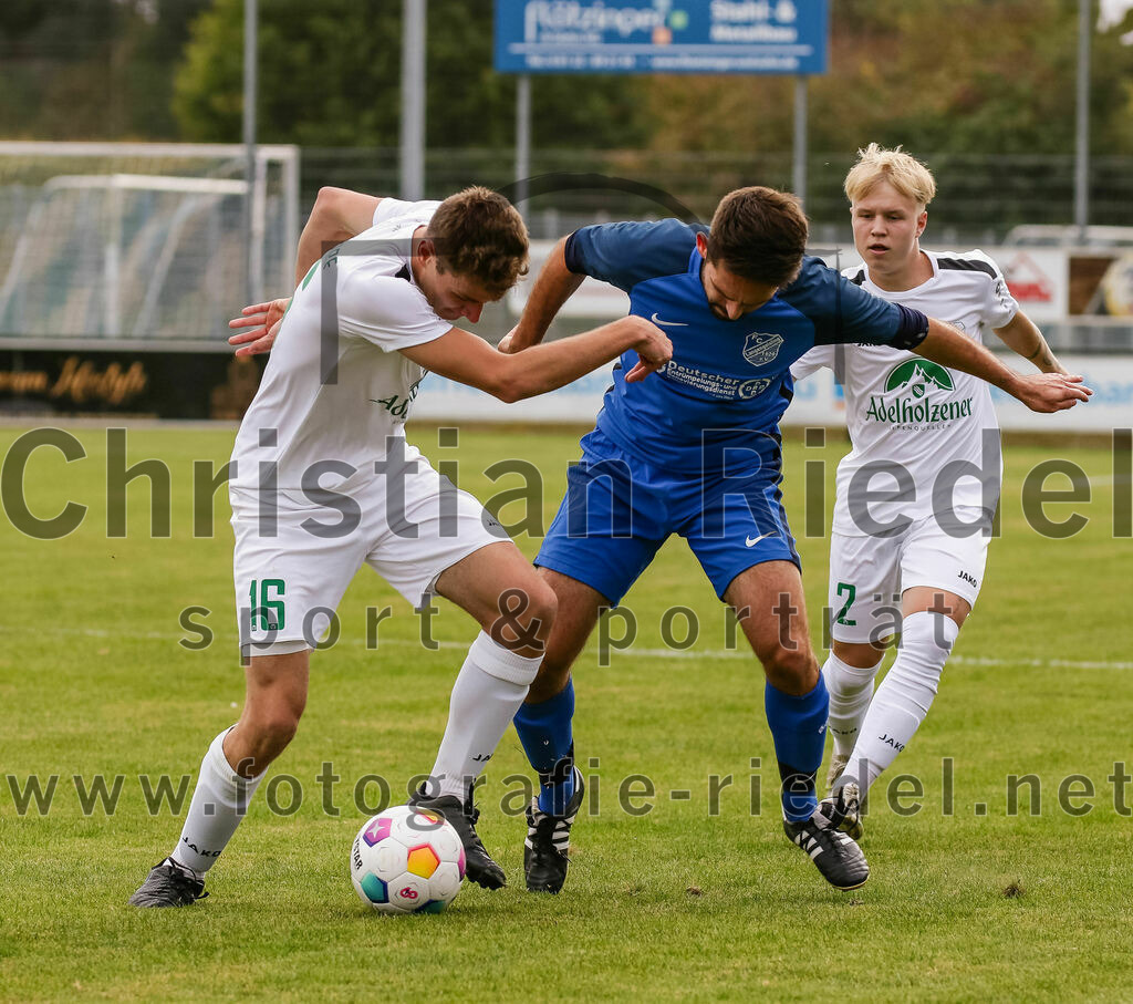 2023-10-14_027_FC_Langengeisling_gegen_TSV_Siegsdorf | Erding, Deutschland, 14.10.2023:
Fußball, Bezirksliga Oberbayern Ost 2023 / 2024, 13. Spieltag, FC Langengeisling gegen TSV Siegsdorf, Endergebnis: 3:0

Florian Aigner (TSV Siegsdorf, #16), Lucas Seeholzer (FC Langengeisling, #2), Felix Brandner (TSV Siegsdorf, #2)

Foto: Christian Riedel / fotografie-riedel.net