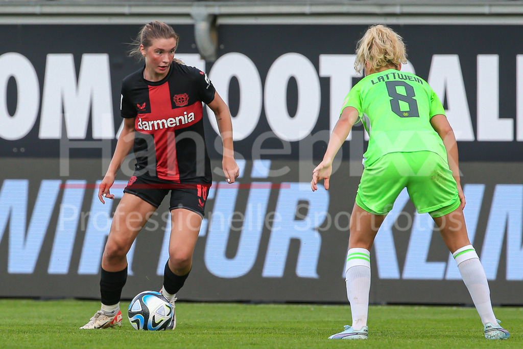 Fussball, Google Pixel Frauen-Bundesliga, VfL Wolfsburg - Bayer 04 Leverkusen | v.li.: Karolina Lea Vilhjalmsdottir (Bayer 04 Leverkusen, 18) und Lena Lattwein (VfL Wolfsburg, 8) im Zweikampf, Duell, Dynamik, Aktion, Action, Spielszene, DIE DFB-RICHTLINIEN UNTERSAGEN JEGLICHE NUTZUNG VON FOTOS ALS SEQUENZBILDER UND/ODER VIDEOÄHNLICHE FOTOSTRECKEN. DFB REGULATIONS PROHIBIT ANY USE OF PHOTOGRAPHS AS IMAGE SEQUENCES AND/OR QUASI-VIDEO.