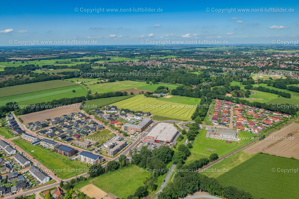 Stade_Riensförde_ELS_2917220823 | STADE 04.08.2023 Ortsansicht von Riensförde Heidesiedlung mir dem Famila Lebensmittelmarkt im Bundesland Niedersachsen, Deutschland. // City view of Riensfoerde Heidesiedlung with the Famila food market in the state of Lower Saxony, Germany. Foto: Martin Elsen