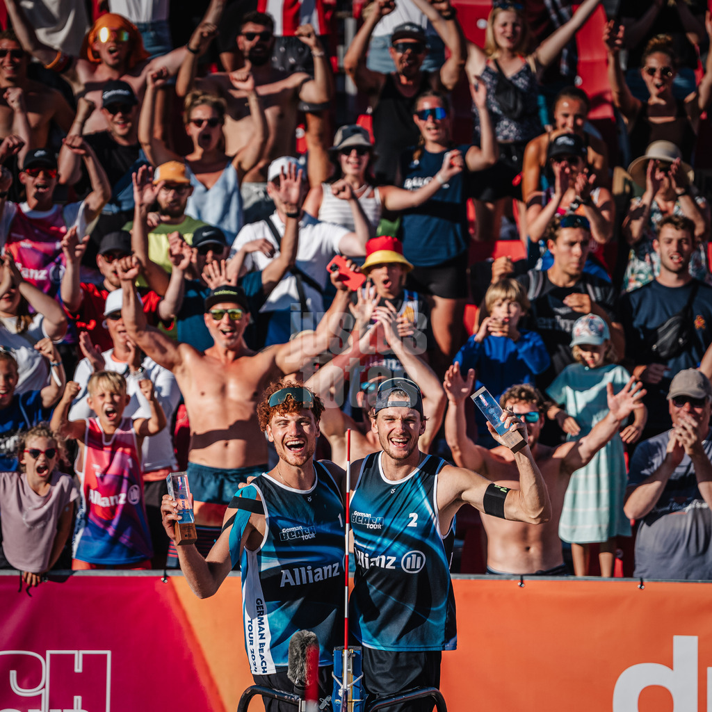 Beachvolleyball | Männer | Allianz German Beach Tour 2024 | Tourstop Kühlungsborn | 11.08.2024 | v.l. Max Just und Paul Henning gewinnen das Turnier in Kühlungsborn und feiern mit den Fans