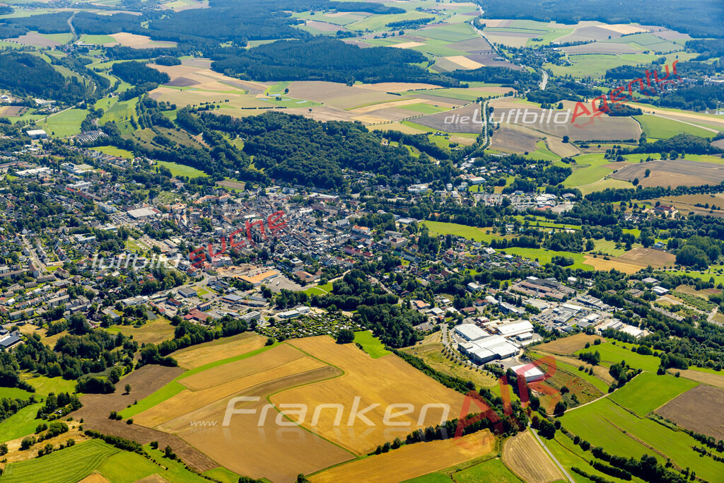 wunsiedel-ohne-drohne-aufnahme-26-2023 | Das Luftbild zeigt :  Wunsiedel - Die Luftaufnahme wurde 2023 vom UL-Flugzeug aus erstellt ( keine Drohne ) - 
Hochauflösende Luftaufnahme - Für grossformatige Ausdrucke geeignet. Die Geschenkidee !
Mit Lizenz und Bildrechte bestellbar