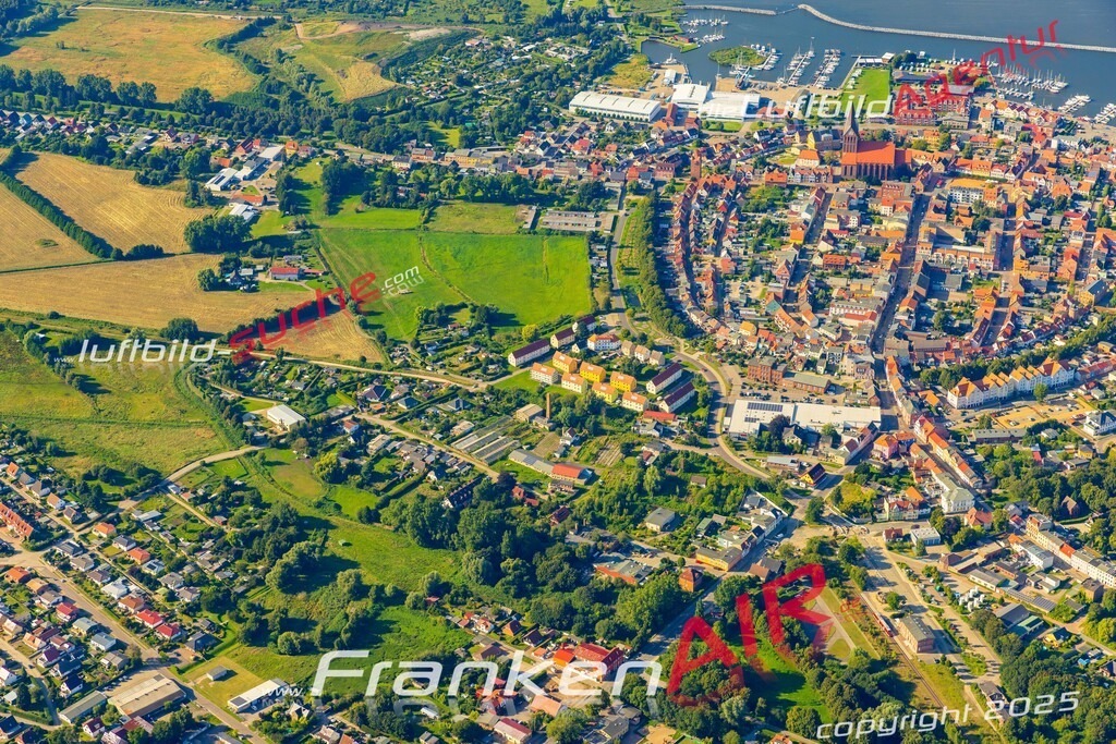 Luftbild der Stadt Barth - Die Luftaufnahme wurde 2025 vom UL-Flugzeug heraus erstellt ( keine Drohne ) - Hochauflösende Luftaufnahme - für professionelle Ausdrucke geeignet. Die Geschenkidee !Hier alle&nbsp;Infos zur Lizenzierung der LuftaufnahmeWir fliegen auch dieses Jahr wieder in Ihre Region um Luftbilder zu erstellen.- Luftbild anfragen