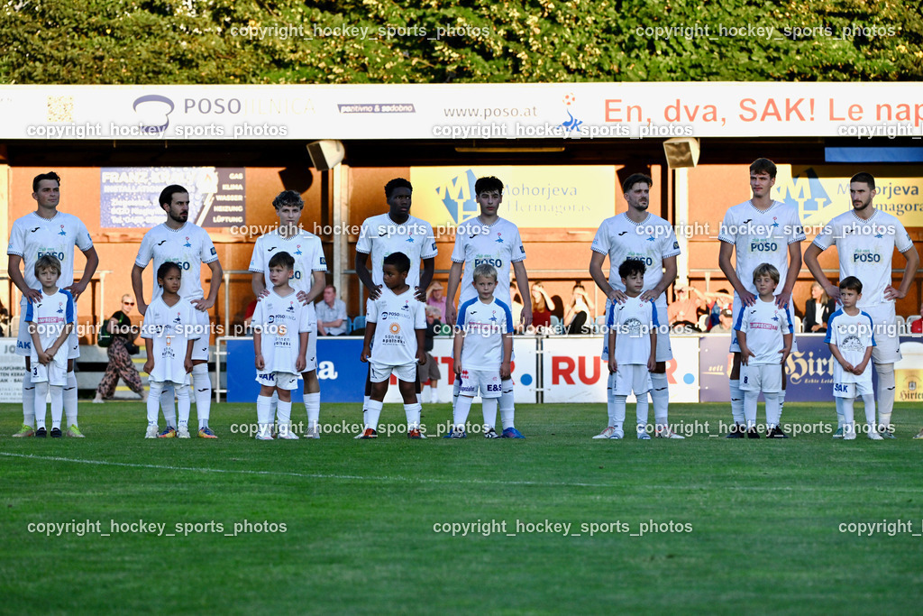 SAK vs. SC St. Veit | SAK Mannschaft mit Nachwuchs, SAK vs. SC St. Veit, SAK vs. SC St. Veit am 19.09.2025 in Klagenfurt (Sportpark Welzenegg), Austria, (Photo by Bernd Stefan)