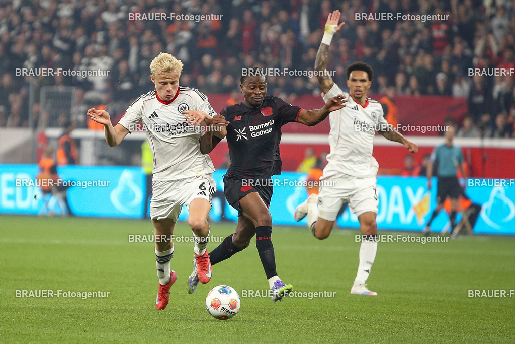 Bayer 04 Leverkusen vs Eintracht Frankfurt - Bundesliga  | Leverkusen, Deutschland, 12.09.25:   Oscar Hojlund (Eintracht Frankfurt) und Nathan Tella (Bayer 04 Leverkusen) im Kampf um den Ball waehrend des Spiels der Bundesliga zwischen  Bayer 04 Leverkusen vs Eintracht Frankfurt in der BayArena(Foto von Brauer-Fotoagentur / Adrian Schlueter)